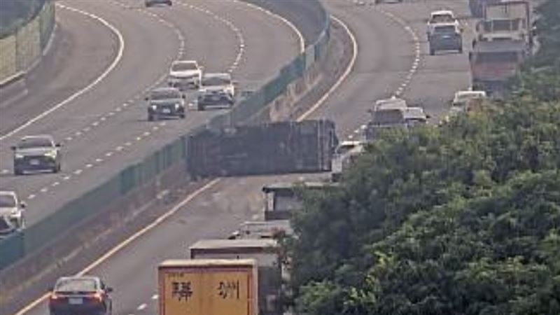 一輛大貨車不明原因翻覆，巨大車體橫躺路面，占用內線、中線車道。（圖／翻攝自高公局官網）
