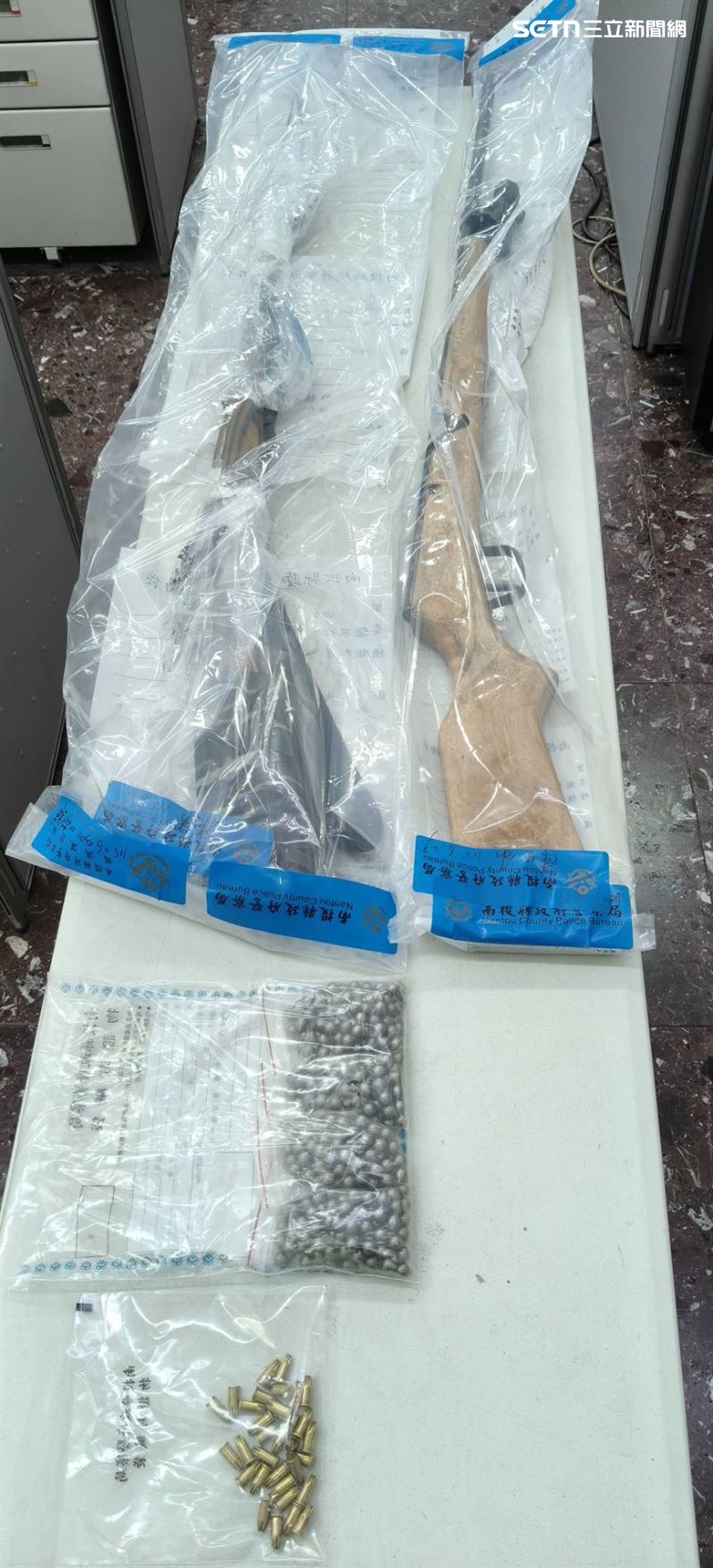 南投,保育類動物經深入蒐報發現,有失聯移工非法持有改造槍枝,並於信義山區進行非法狩獵活動,此次攻堅查獲的長槍數把
