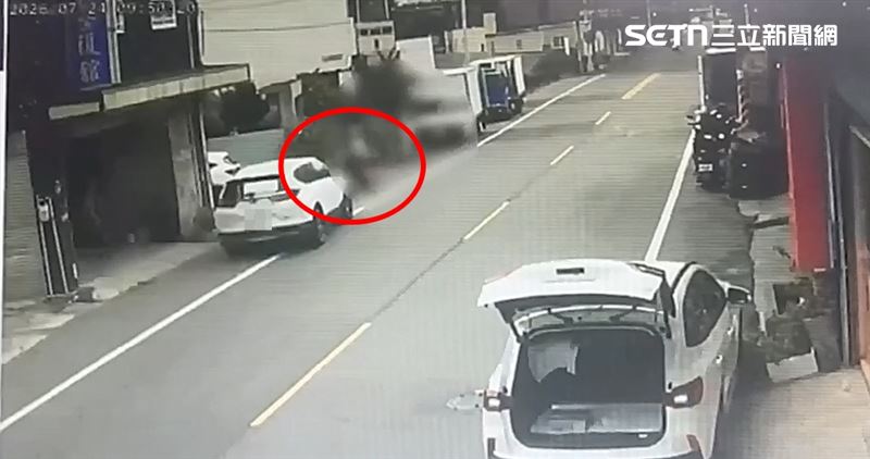 苗栗頭份市發生死亡車禍,工程師下班開車回家,逆向撞死路過老翁。(圖/翻攝畫面)
