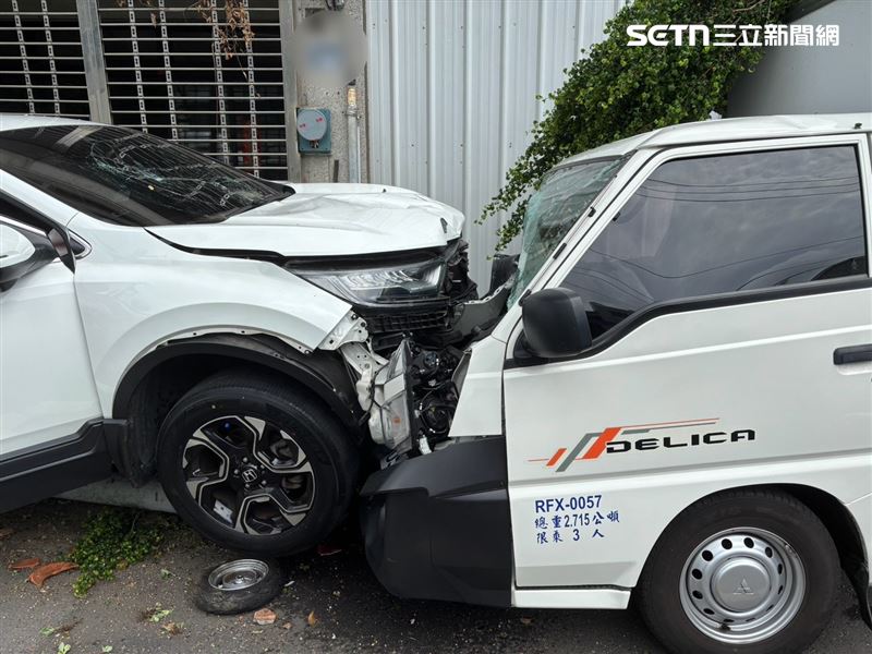 休旅車猛撞鄧姓老翁後,又一路追撞停在路邊的小貨車、民宅及電線桿。(圖/翻攝畫面)