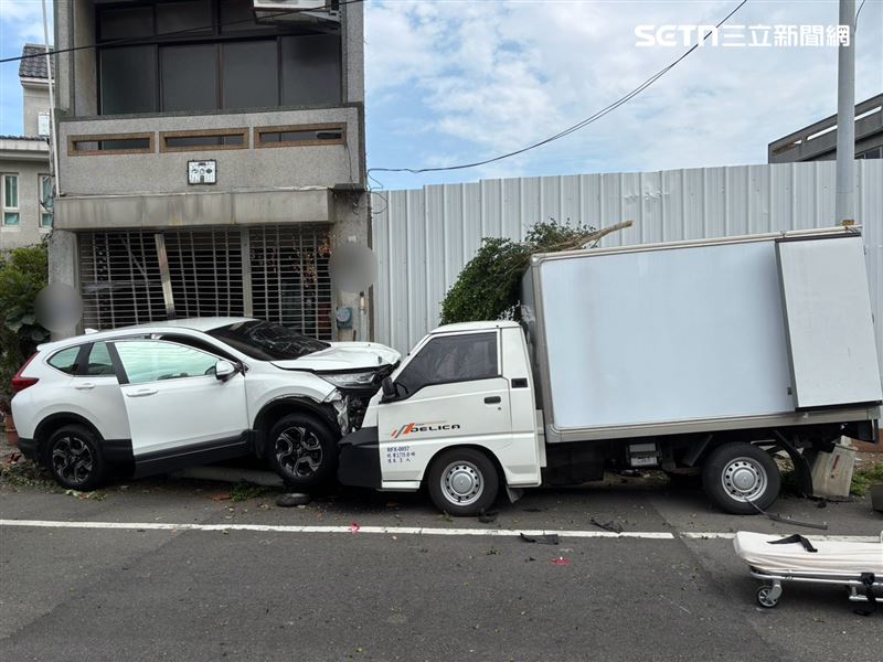 休旅車猛撞鄧姓老翁後,又一路追撞停在路邊的小貨車、民宅及電線桿。(圖/翻攝畫面)