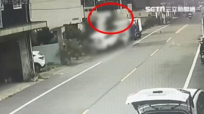 苗栗頭份市發生死亡車禍,工程師下班開車回家,逆向撞死路過老翁。(圖/翻攝畫面)