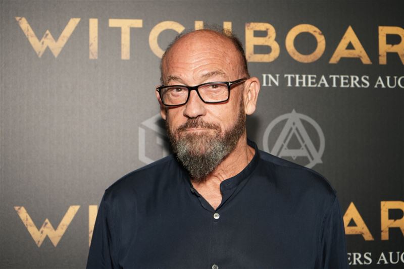 導演查克羅素(Chuck Russell),驚傳於22日在美國加州聖地牙哥住家離世,享壽74歲。(圖/翻攝自X)