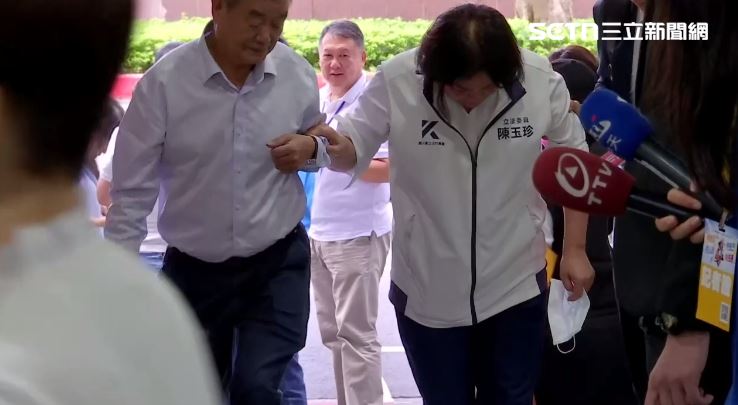 陳玉珍受傷「掰咖」,靠人攙扶出席國民黨全代會(圖/翻攝畫面)