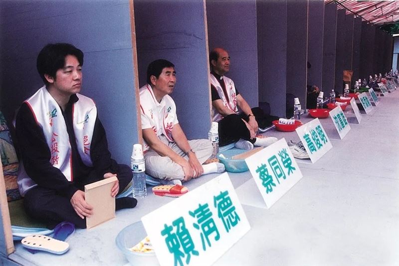 總統賴清德追思牧師高俊明時,貼出當年與高俊明、蔡同榮共同為公投立法絕食的照片(圖/翻攝自賴清德臉書)
