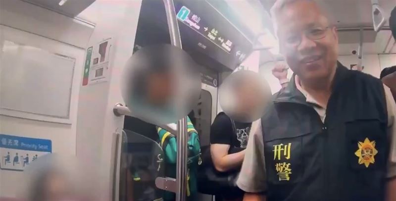 鐵路警察獲報到場處置。(圖/翻攝畫面)