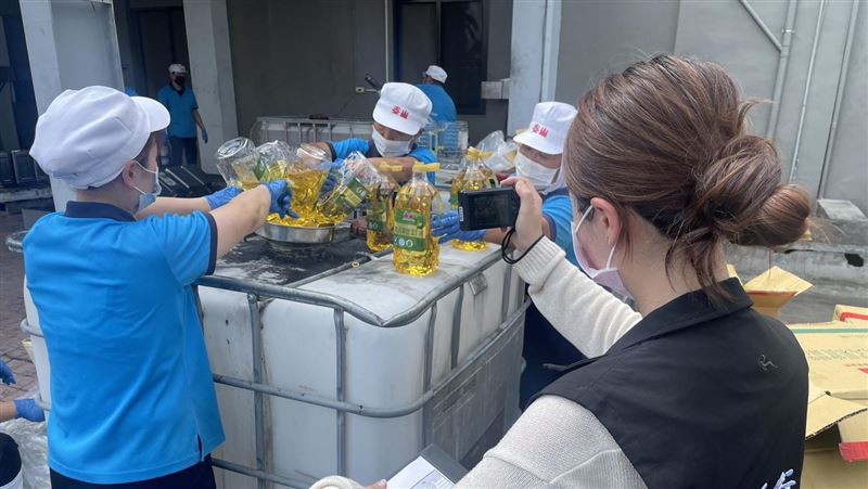 中檢認定泰山公司前、後任總經理明知油品出問題,卻因擔心虧損,繼續使用致癌油加工販售。(圖/彰化衛生局提供)