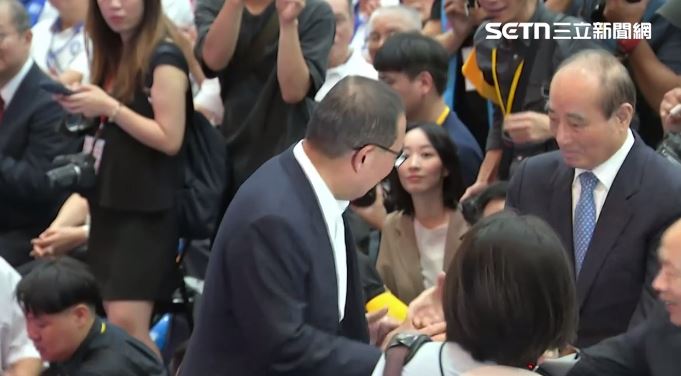 侯友宜出席國民黨全代會,被站起來跟他打招呼的王金平嚇了一跳(圖/翻攝畫面)