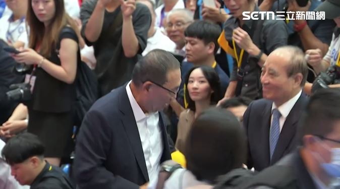 侯友宜出席國民黨全代會,被站起來跟他打招呼的王金平嚇了一跳(圖/翻攝畫面)