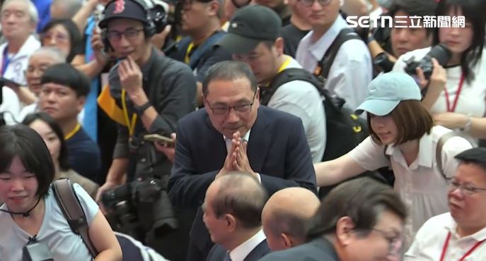 侯友宜出席國民黨全代會,被站起來跟他打招呼的王金平嚇了一跳(圖/翻攝畫面)