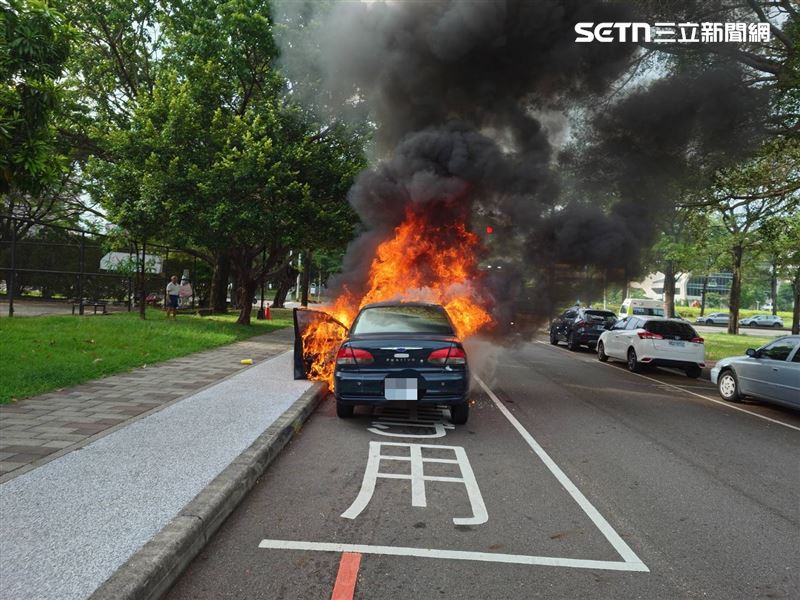 台中南區復興路三段發生火燒車事故。(圖/翻攝畫面)