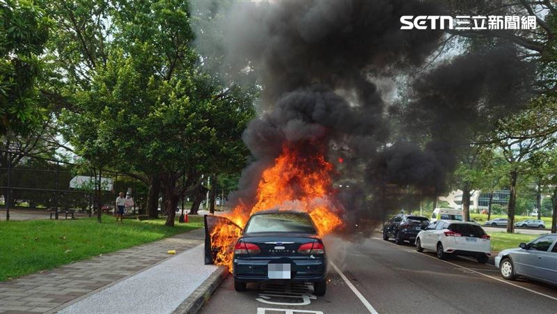 車停路邊3個月上路起火!燒成廢鐵慘況曝