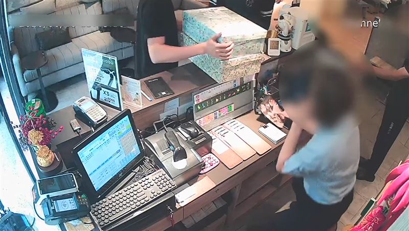 店家收到2件防彈衣。(圖/翻攝畫面)