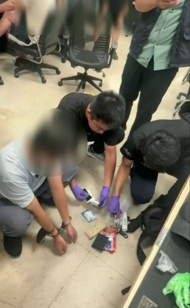 王男被逮捕。(圖/翻攝畫面)
