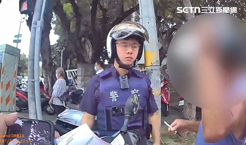 張男騎車抽菸遭攔查,被抓包無照駕駛,竟當著員警面前揉爛罰單亂丟。(圖/翻攝畫面)