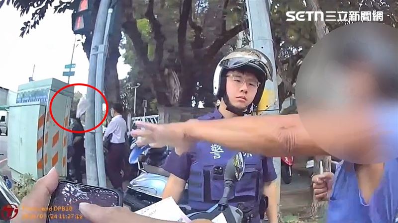 張男騎車抽菸遭攔查,被抓包無照駕駛,竟當著員警面前揉爛罰單亂丟。(圖/翻攝畫面)