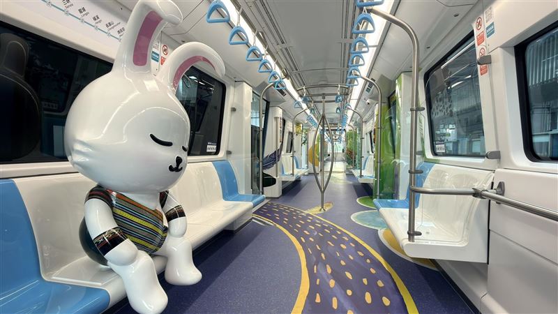 捷運三鶯線通車滿月,今日再度舉辦「原住民主題彩繪列車」開箱活動。(圖/新北捷運局提供)