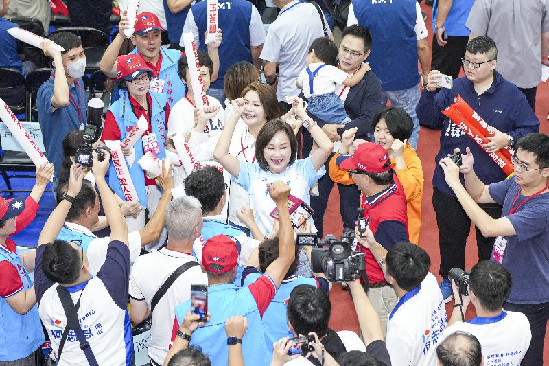 中國國民黨第22屆第2次全國代表大會25日在台北市立成功高中舉行,國民黨高雄市長參選人柯志恩(中)出席,眾人握拳高喊口號為她造勢