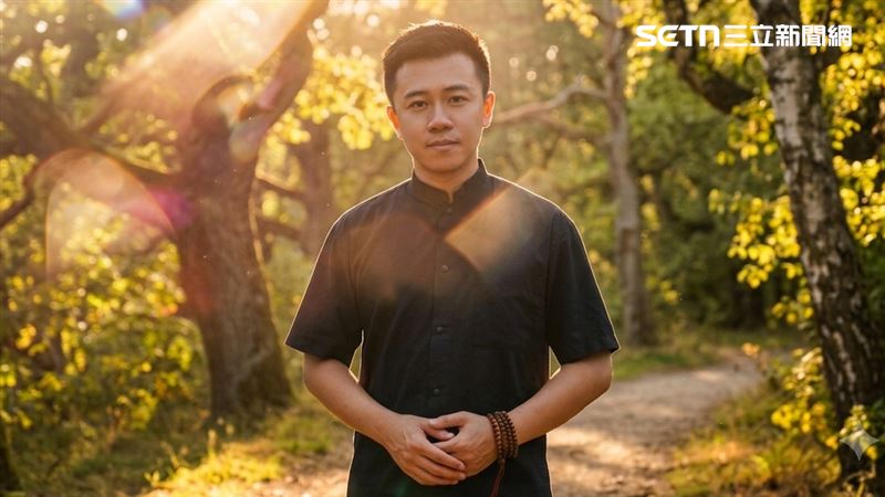 高宏寓指出,立秋預示炎熱的夏天將進入尾聲,也是民俗轉運契機,生肖「鼠、蛇、雞、豬」運勢將轉旺,吉星照臨,並以正南方的財運最強。(圖/記者陳韋帆攝影)