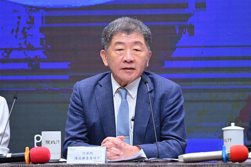 行政院政務委員陳時中時任衛福部長時,就曾經提及民間不可能私人購買到疫苗,引發外界質疑政府擋疫苗的爭議,如今爆發慈濟因為相信掮客導致被詐騙十億,律師林智群表示,不相信的代價就是十億。(圖/資料照)