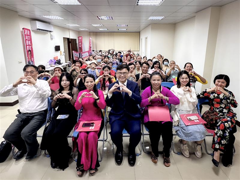 賴瑞隆提出「新高雄一家人」五大政策,延續陳其邁市長的基礎,打造更加友善、包容、共榮的高雄。(圖/賴瑞隆辦公室提供)