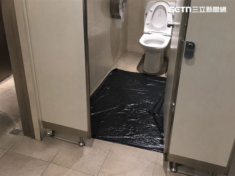 餐廳店長竟然覬覦女顧客,趁小美酒醉意識不清將她拉進廁所,地上鋪上垃圾袋意圖侵犯,幸虧小美驚醒劇烈反抗才未讓洪男得逞。(示意圖/AI生成)