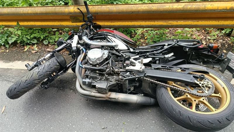 新/重機北宜超車不慎 騎士自摔重創命危