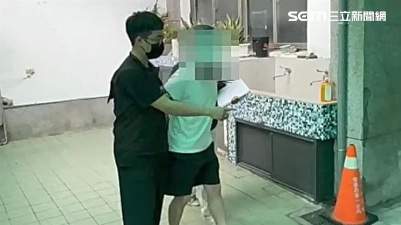 槍手饒男有天道盟背景,25日移送地檢署複訊後遭聲押禁見,法院裁准。(圖/翻攝畫面)