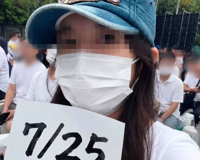 這兩天社群媒體上出現部分假帳號曬出同一張合成AI圖，畫面可見一名女子手拿「7/25護食安」的宣傳照。（翻攝自Threads）