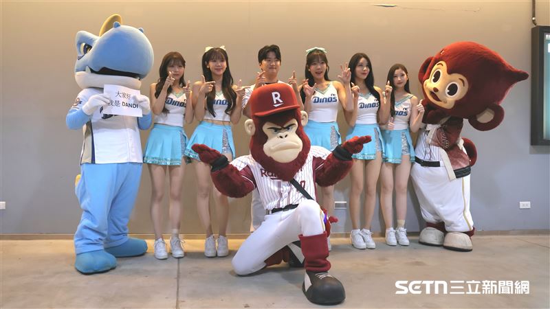 NC恐龍啦啦隊成員和樂天桃猿吉祥物大聖、猿氣合影。(圖/記者劉彥池攝影)