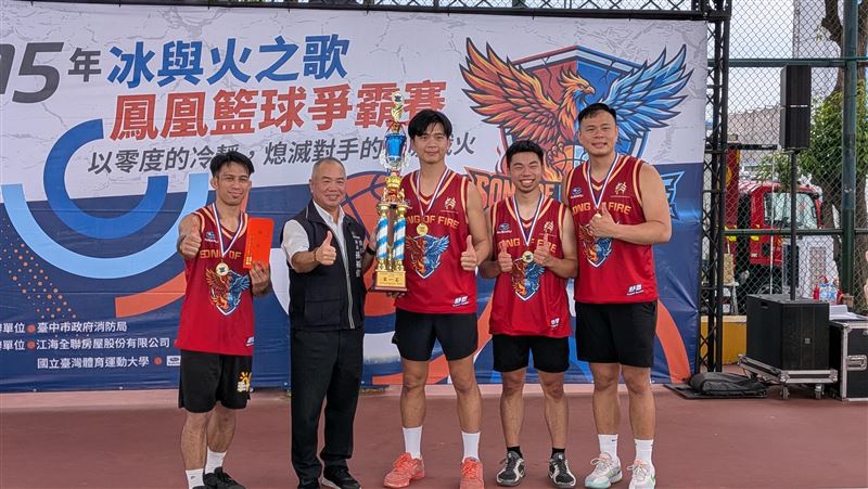 社會男子組由「智匯明凱」奪冠,獲頒獎金與特製獎盃。(圖/台中市消防局提供)