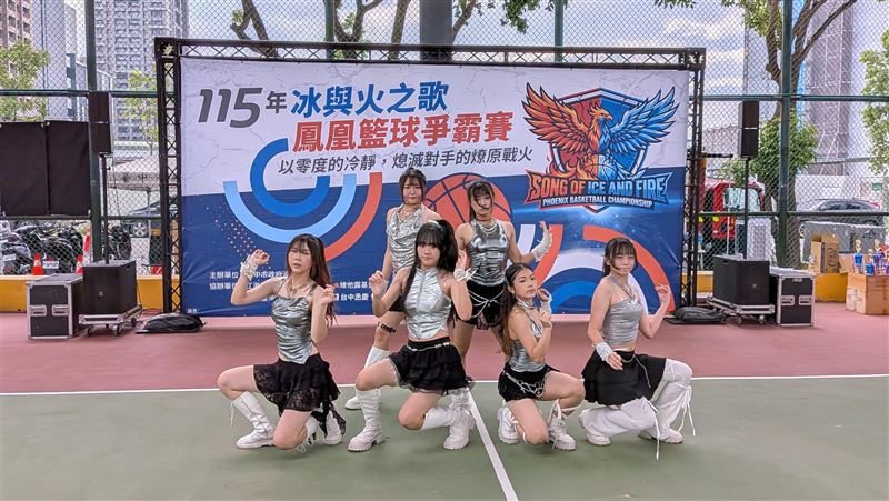台中市消防局舉辦3對3鬥牛賽,由明台高中啦啦隊熱舞開場。(圖/台中市消防局提供)