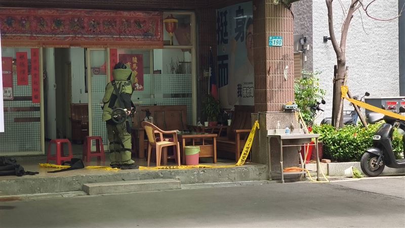 刑事局派員到場處理可疑物品。(圖/記者莊淇鈞攝影)