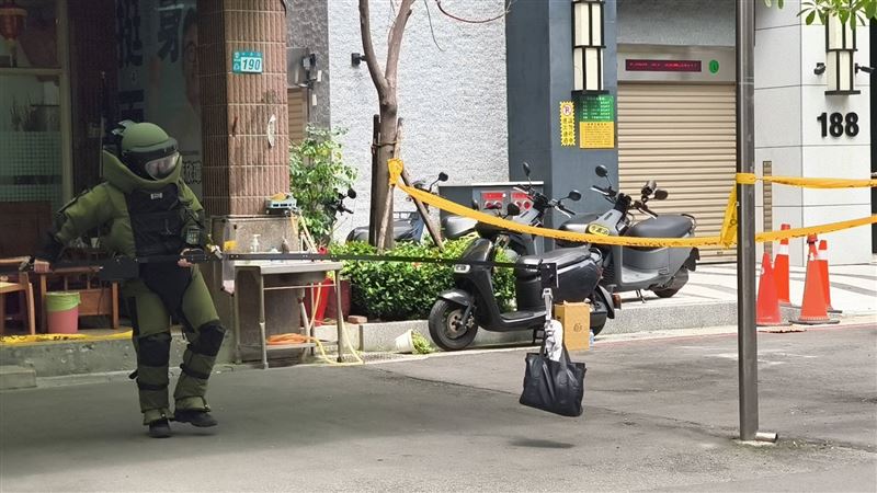 刑事局派員到場處理可疑物品。(圖/記者莊淇鈞攝影)