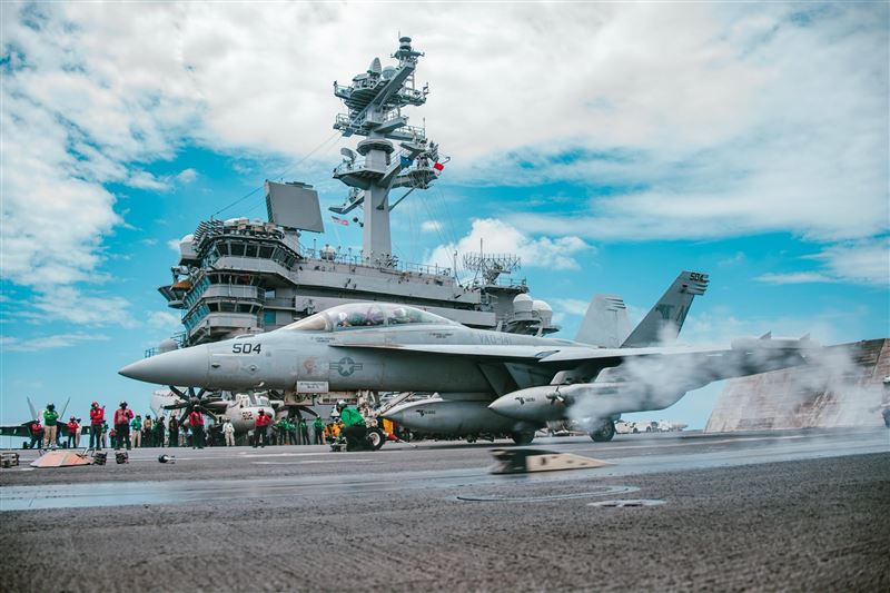 美國第七艦隊「喬治·華盛頓」號航空母艦週三從呂宋海峽通過前往南海執行任務。(圖/翻攝自美國第七艦隊臉書 FB U.S. 7th Fleet)