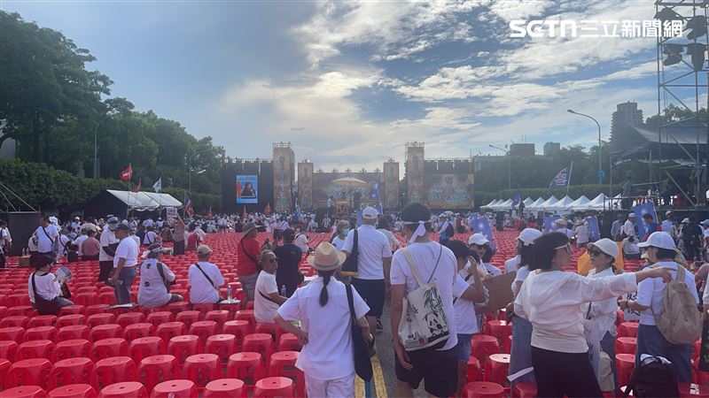 725凱道現場畫面,下午16時許距離活動開始1小時前,民眾開始聚集坐到準備好的紅椅上。(圖/記者楊士誼攝影)