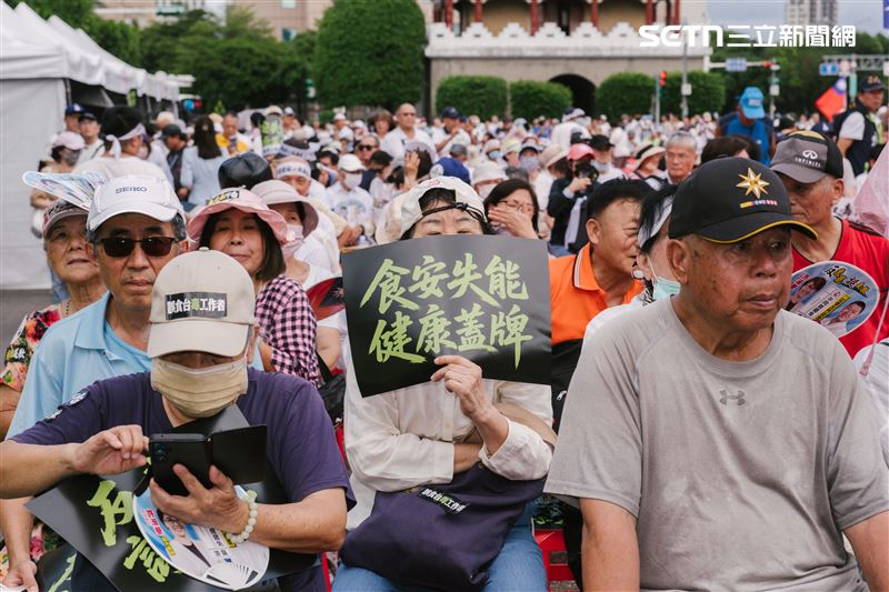725凱道現場畫面,下午16時30許距離活動開始半小時前,參與民眾穿白衣拿標語多了起來。(圖/記者楊士誼攝影)