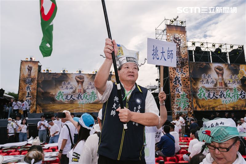 725凱道現場畫面,下午16時30許距離活動開始半小時前,參與民眾穿白衣拿標語多了起來。(圖/記者楊士誼攝影)