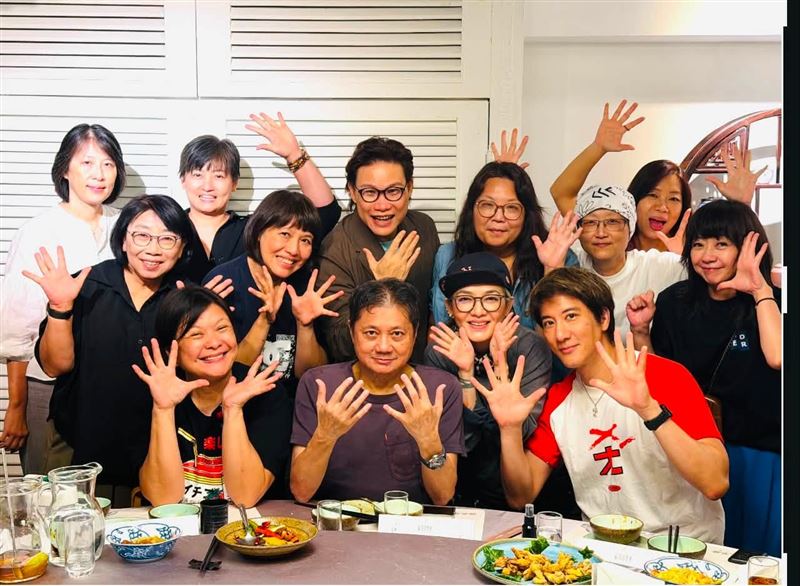 王力宏、蘇永康、范曉萱等人出席福茂同學會。(圖/翻攝自余玉卿臉書)