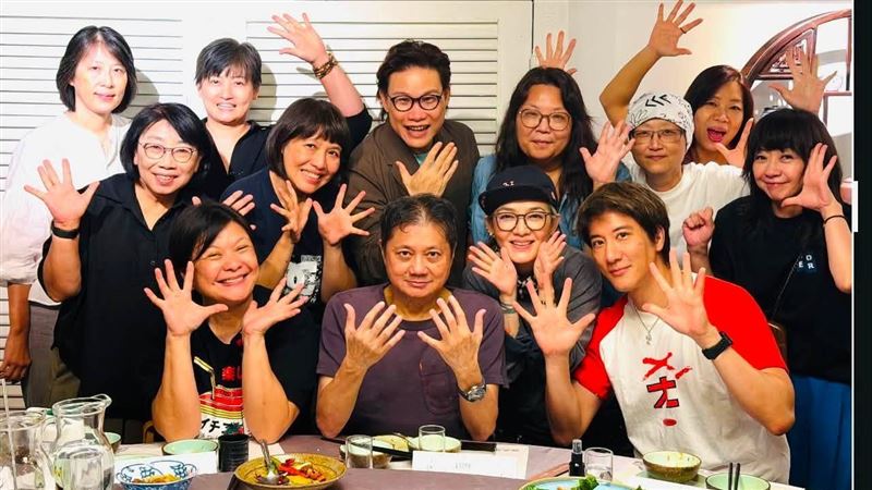 王力宏重摔縫39針露面 蘇永康范曉萱來了