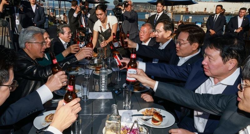 舊金山AI大會,韓國總統李在明在海邊餐廳The Ramp宴請黃仁勳吃飯。(圖/翻攝自X平台 @CryptoDoggyCN)