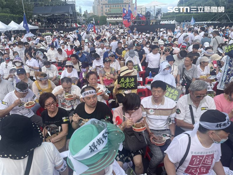 725上凱道「反毒油」,活動開始前參與民眾一邊等待一邊在現場吃起便當。(圖/記者楊士誼攝影)