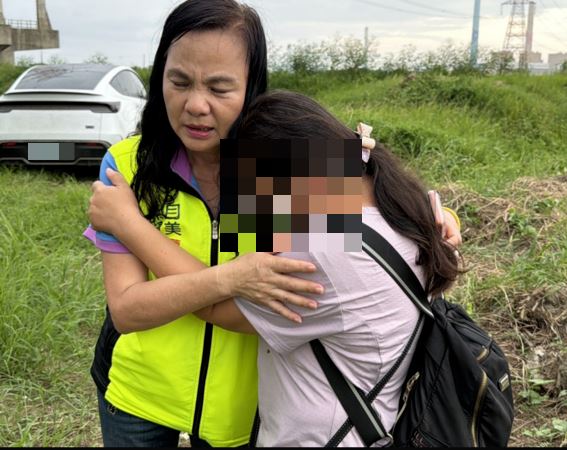 警消人員經打撈將老翁遺體移上岸,家屬悲痛萬分。(圖/翻攝畫面)