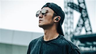 謝霆鋒痛失謝賢首開唱　全身黑彩排吐心聲