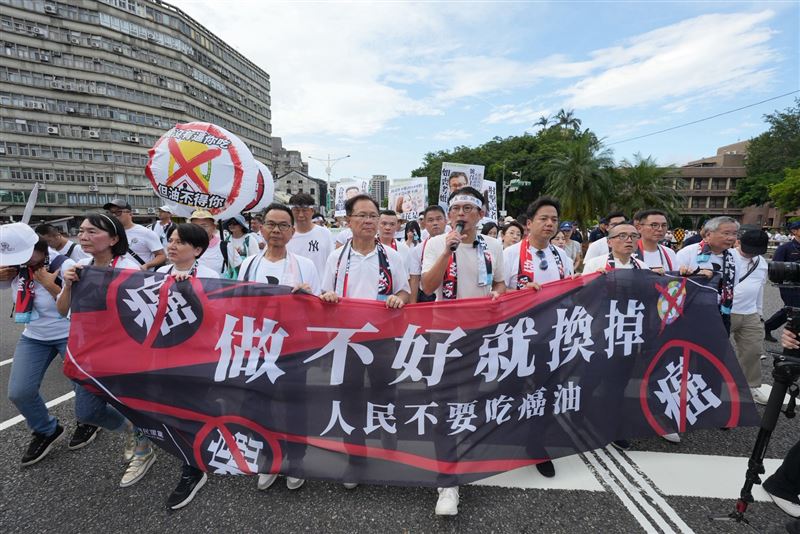 黃國昌偕民眾黨團及黨公職,於行政院前召開「人民要真相、食安要咎責」記者會,並發放雞排(圖/民眾黨提供)