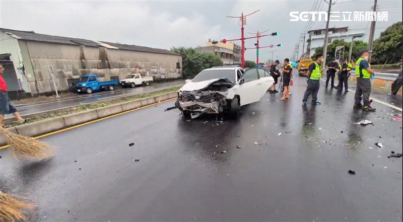 事故現場一片混亂,現場5輛車撞成一團。(圖/記者廖國雄攝影)