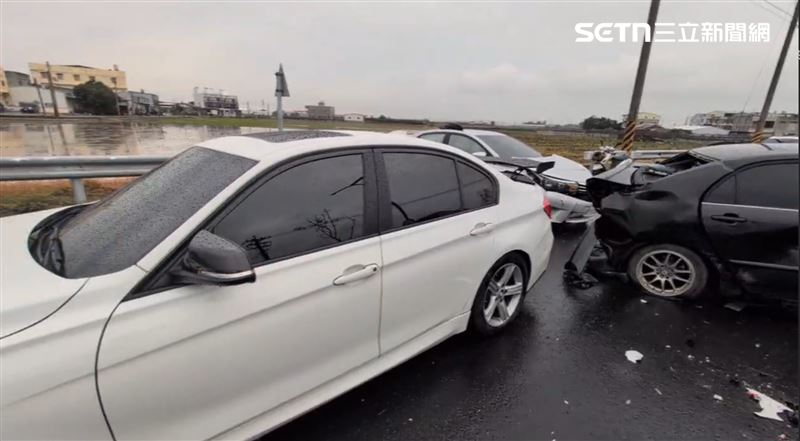 事故現場一片混亂,現場5輛車撞成一團。(圖/記者廖國雄攝影)