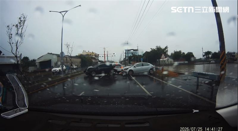 嘉義民雄媽祖大道25日發生車禍,一共5輛車連環撞。(圖/記者廖國雄攝影)