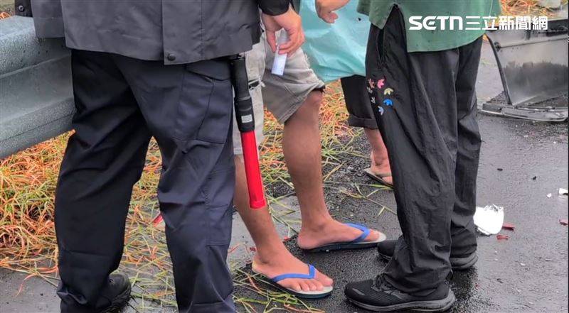 林姓男子吸毒上路,被警方上銬帶回警局依法送辦。(圖/記者廖國雄攝影)