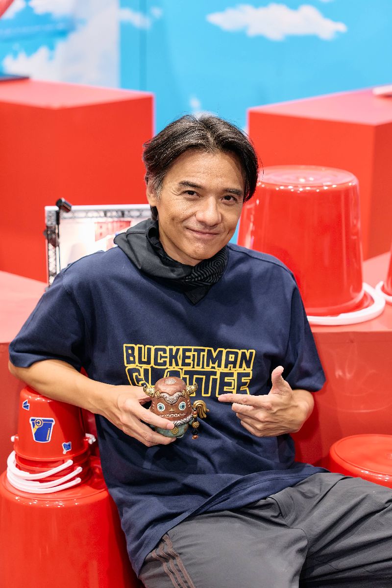 港星馮德倫（圖）24日帶著原創IP BUCKET MAN出席2026香港動漫電玩節，並與民眾互動。（Cool Style提供）